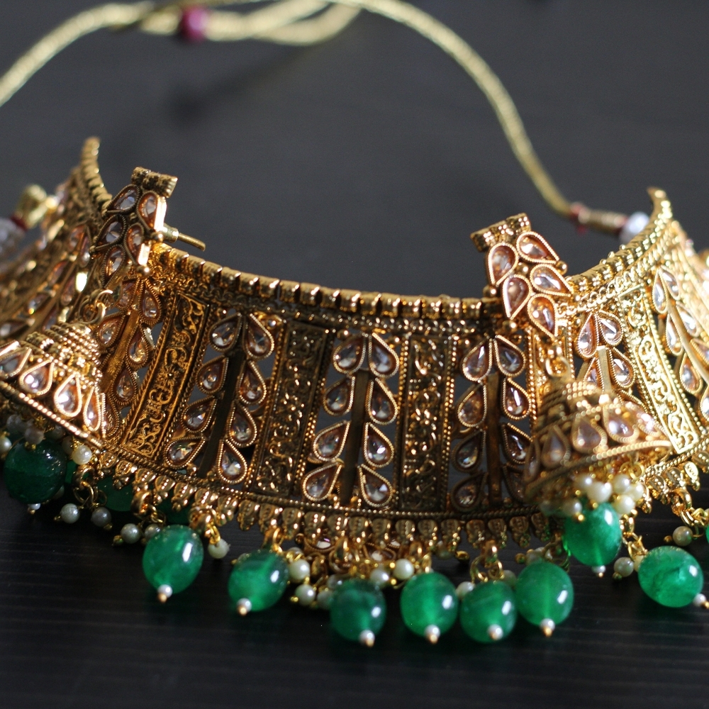 Necklace choker and earrings